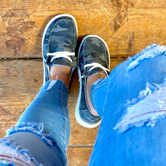 🚨RESTOCKED🚨Gray Camo Slipons - Picture 7 of 10